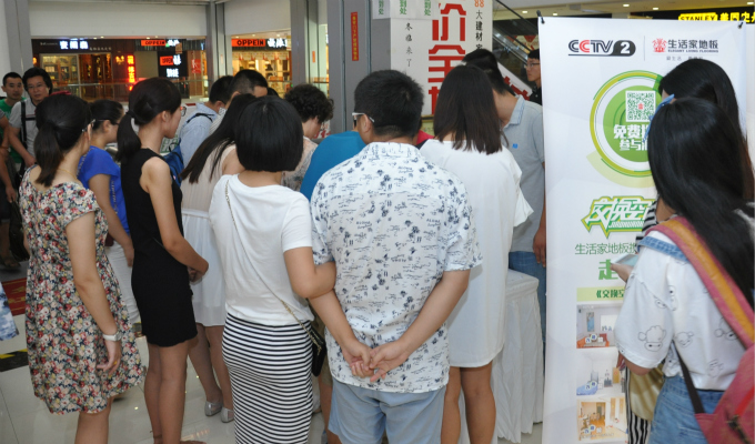 說明: （早在海選開始前1個小時就已經(jīng)有眾多業(yè)主在簽到處等候）.jpg