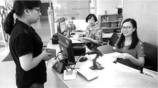 圖書館安裝身份證讀卡器，市民刷身份證就可免費借書
